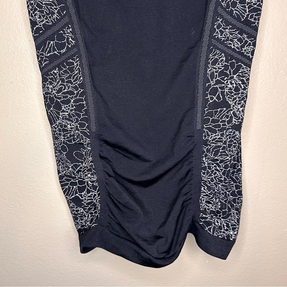 Athleta Women’s Fastest Track Black and White Floral Athletic Shirt Size Small - Picture 2 of 6